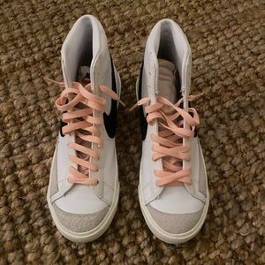 Nike Blazer Mid 77 Vintage 
US M Men’s Size 6.5 
only worn a couple times